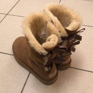 Size 8W Bailey Bow Uggs